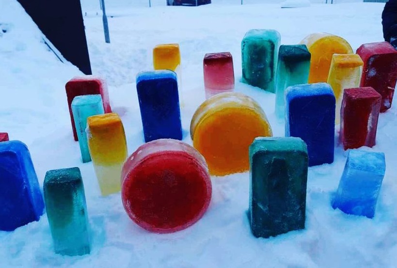 Små isskulpturer i snøen